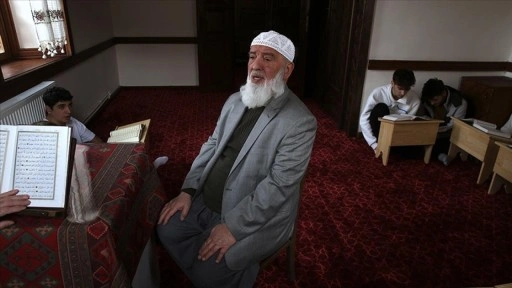 Yıllarca hafız yetiştiren 75 yaşındaki Osman hoca gen&ccedil;lerle yan yana ezber tazeliyor