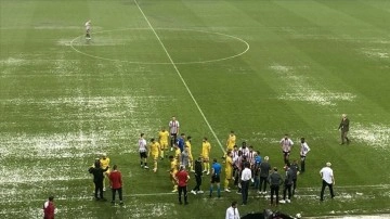 Yılport Samsunspor-İstanbulspor maçı, sağanak nedeniyle ertelendi