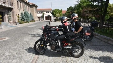 YKS için yanlış okula gelen ve kimliğini unutan öğrencilerin yardımına polis yetişti