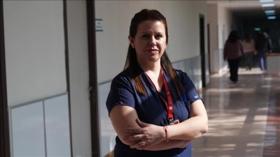 Yoğun bakımda hastalarına, evde &uuml;&ccedil;&uuml;zlerine &ouml;zveriyle bakıyor