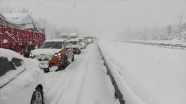 Yoğun kar nedeniyle Anadolu Otoyolu'nda ulaşım aksadı