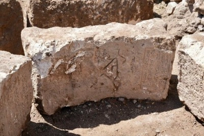Yol &ccedil;alışmasında bulunan taş bloklarda 722 yılına ait yazıt tespit edildi