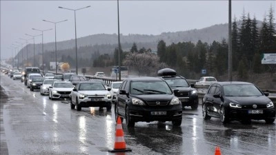 Yollarda bayram &ouml;ncesi trafik yoğunluğu s&uuml;r&uuml;yor
