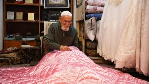 Yorgancı Şerafettin dede 72 yıldır iğnesini elinden bırakmıyor