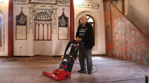 Yozgat'ta 75 yaşındaki gönüllü, tarihi caminin temizliğini yapıyor