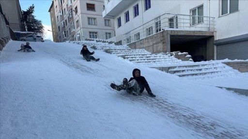 Yozgat'ta &ccedil;ocuklar kar tatilinin keyfini poşet ve tepsilerle kayarak &ccedil;ıkardı