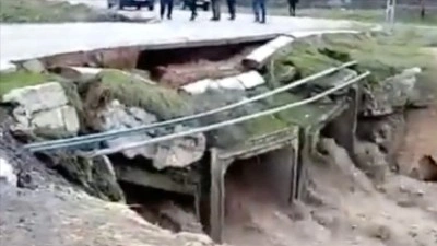 Yozgat'ta sağanak nedeniyle debisi y&uuml;kselen derenin &uuml;zerindeki k&ouml;pr&uuml; yıkıldı