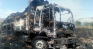 Yüksek gerilim hattına takılan kamyon yandı