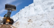 Yüksekova’da 5 metrelik karla mücadele