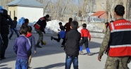 Yüksekova'da çocukların asker abileri ile futbol çoşkusu