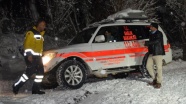 Yüksekova'da yolu kapanan köydeki hasta çocuk kurtarıldı
