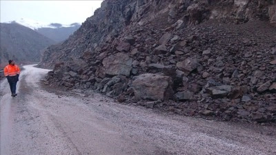 Y&uuml;ksekova-Hakkari kara yolunda heyelan meydana geldi
