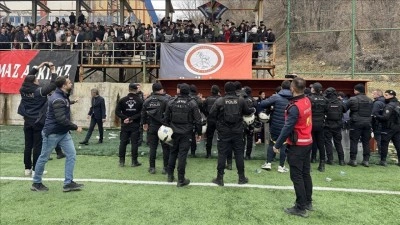Y&uuml;ksekovaspor-Fenerbah&ccedil;e ma&ccedil;ındaki gerginlikte konuk ekip teknik direkt&ouml;r&uuml; yaralandı