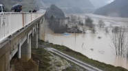 Yükselen baraj suları nedeniyle evleri su bastı