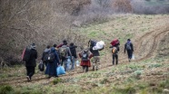 Yunanistan'a geçmek isteyen sığınmacılar tarlaları aşarak sınıra ulaşıyor