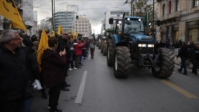Yunanistan'da &ccedil;ift&ccedil;iler, trakt&ouml;rleriyle başkent Atina'da eylem yaptı