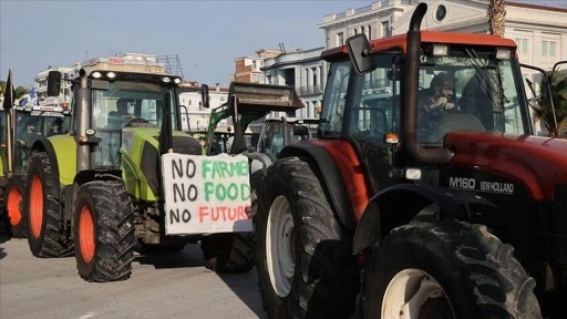 Yunanistan'da çiftçiler, Volos Limanı'nı ulaşıma kapattı