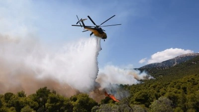 Yunanistan'da iki yangın s&ouml;nd&uuml;rme helikopteri havada &ccedil;arpıştı