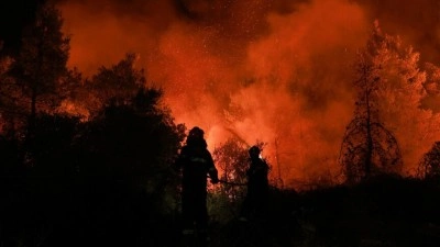 Yunanistan'da orman yangınlarıyla m&uuml;cadele s&uuml;r&uuml;yor