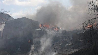 Yunanistan'da yanan geri d&ouml;n&uuml;ş&uuml;m tesisi, toksik gazları engellemek i&ccedil;in toprakla &ouml;rt&uuml;lecek
