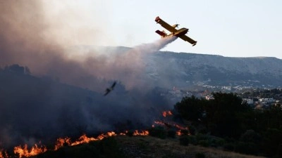 Yunanistan'ın turistik adaları Rodos ve Korfu'da yangın &ccedil;ıktı