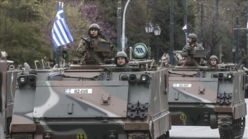 Yunanistan kötüye giden ekonomisine rağmen silah harcamalarını sürdürüyor