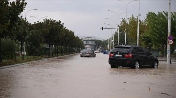 Yunanistan'da bazı bölgelerde kötü hava koşulları nedeniyle sokağa çıkmama uyarısı yapıldı