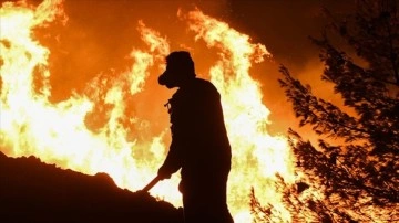 Yunanistan'daki orman yangını askeri havaalanına yaklaştı