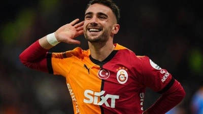 Yunus Akg&uuml;n, Galatasaray formasıyla 100. S&uuml;per Lig ma&ccedil;ına hazırlanıyor