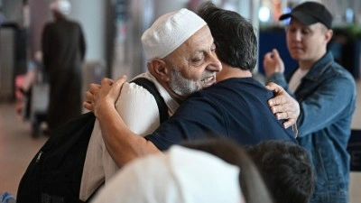Yurda d&ouml;nen hacılar İstanbul Havalimanı'nda yakınları tarafından karşılandı