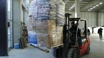Yurt dışından gönderilen yardım malzemeleri Ankara'da tasnif ediliyor