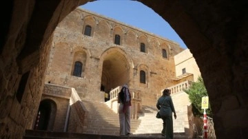 Yurtlar ücretsiz olunca gençler tatilde Mardin'in tarihi mekanlarını gezmeyi seçti