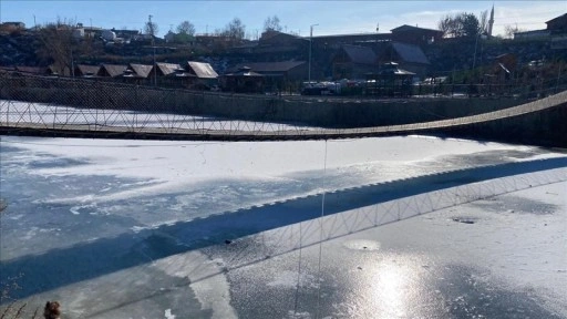 Yurtta en d&uuml;ş&uuml;k sıcaklık sıfırın altında 15 derece ile Ardahan'ın G&ouml;le il&ccedil;esinde &ouml;l&ccedil;&uuml;ld&uuml;