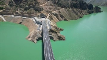 Yusufeli-Artvin kara yolunu 15,5 kilometre kısaltan Yusufeli Merkez Viyadüğü hizmete açıldı