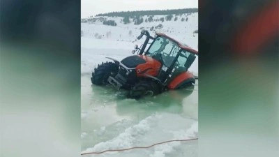 Y&uuml;zeyi buzla kaplı &Ccedil;ıldır G&ouml;l&uuml;'nde &ccedil;alışma yapan trakt&ouml;r suya battı