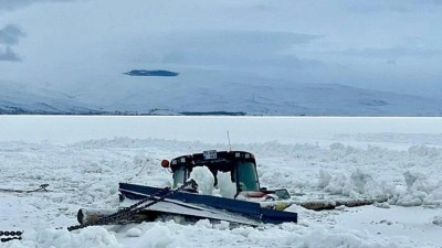 Y&uuml;zeyi buzla kaplı &Ccedil;ıldır G&ouml;l&uuml;'nde &ccedil;alışma yaparken batan trakt&ouml;r &ccedil;ıkarıldı