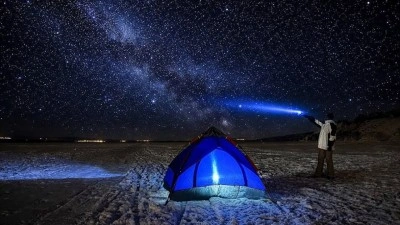 Y&uuml;zeyi buzla kaplı &Ccedil;ıldır G&ouml;l&uuml;'n&uuml;n &uuml;st&uuml;nde kamp &ccedil;adırı kurdular