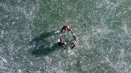 Yüzeyi donan Çıldır Gölü&#039;nde buz pateni keyfi
