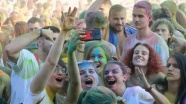 Yüzlerce genç &#039;renk festivali&#039;nde buluştu