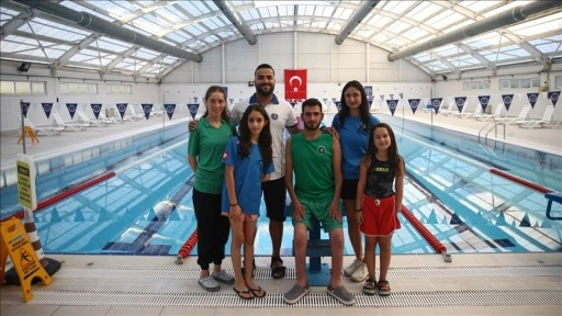 Yüzmede engel tanımayan sporcular başarıya doymuyor