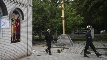 Zaporijya kenti sakinleri Rus saldırısı sonrası enkazı kaldırmak için seferber oldu