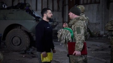 Zelenskiy, Bahmut yakınlarındaki Ukrayna askerlerinin mevzilerini ziyaret etti