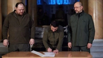 Zelenskiy, Ukrayna'nın AB'ye katılımı için başvuru dilekçesini imzaladı