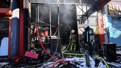 Zeytinburnu'nda iş yerinde &ccedil;ıkan yangın s&ouml;nd&uuml;r&uuml;ld&uuml;