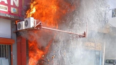 Zeytinburnu'nda iş yerinde &ccedil;ıkan yangına m&uuml;dahale ediliyor