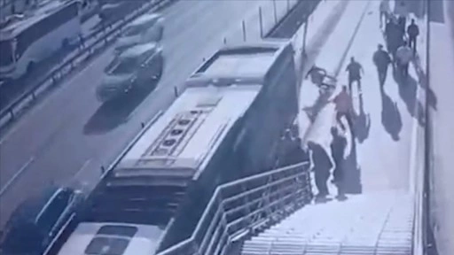 Zeytinburnu'nda metrobüsün çarptığı engelli yolcu hayatını kaybetti