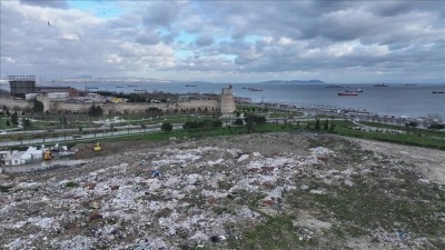 Zeytinburnu'ndaki Kazlı&ccedil;eşme Meydanı'nda moloz kirliliği