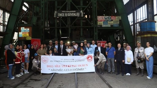 Zonguldak'ta çocuklar Babalar Gününü maden ocağının önünde kutladı