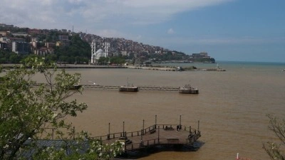 Zonguldak'ta derelerden taşınan &ccedil;amurlu su denizin rengini değiştirdi