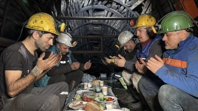Zonguldak'ta maden iş&ccedil;ileri ilk sahurlarını yerin altında yaptı